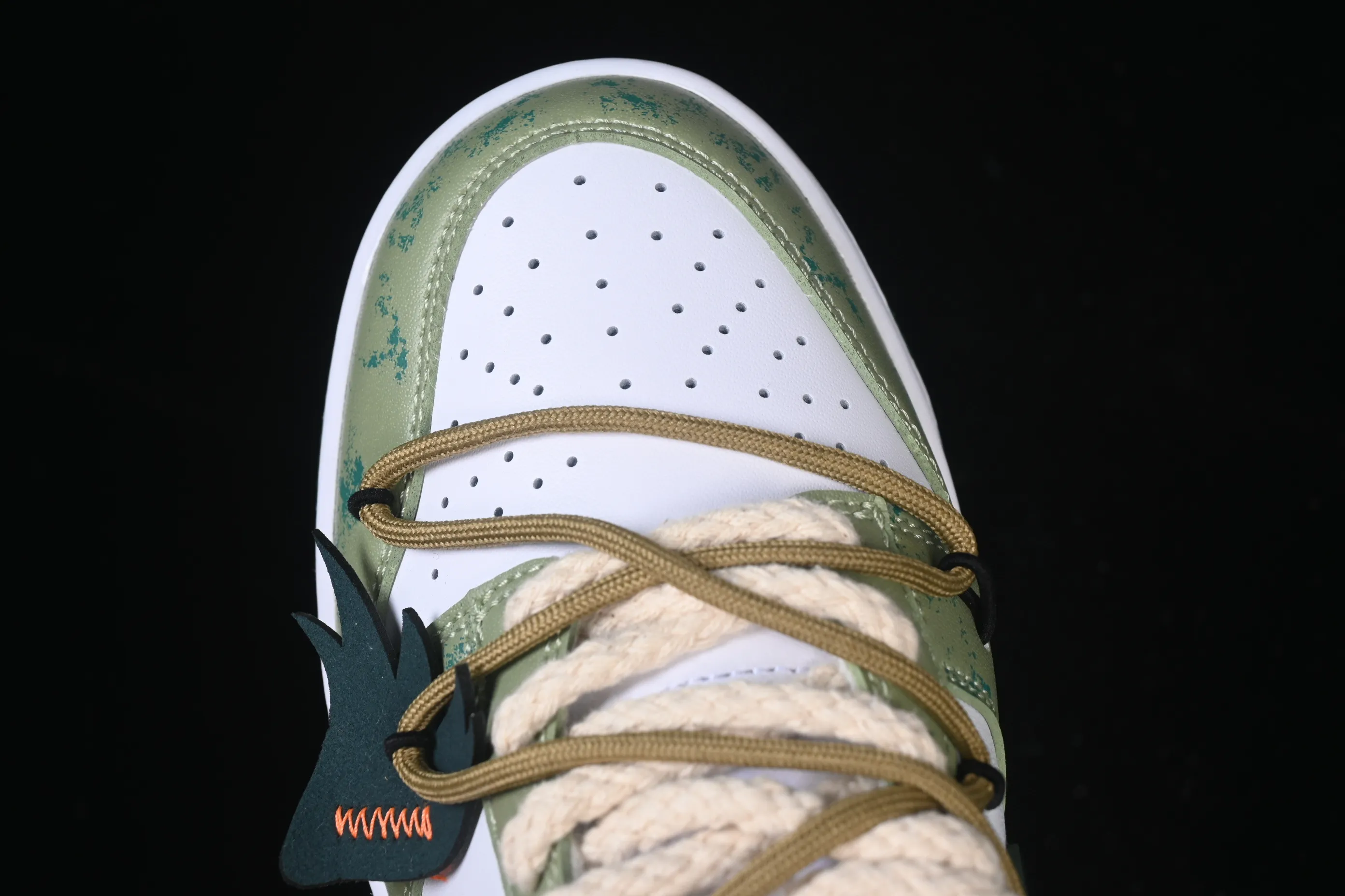 All categories Nk SB Dunk Series Nk SB Dunk Low High-end customized low-top sneakers Nike SB Dunk Low white and green straps low-top casual sneakers DD1391-100
